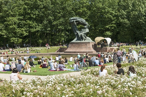 Foto scattata durante un concerto vicino al monumento di Chopin, nel parco Lazienki, a Varsavia, in Polonia.
